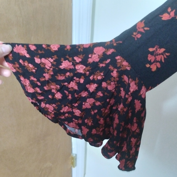 Mossimo Black and Red Floral Bell Sleeve Blouse Size XS - Picture 6 of 9